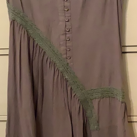 Sleeveless dress with embroidered hem and lace trim - Picture 3 of 5